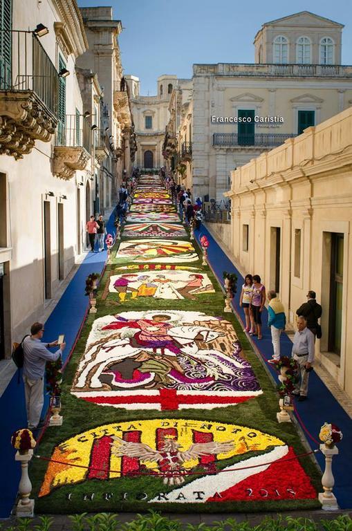 Le Tre Rose Di Maria Bed & Breakfast Noto Exterior photo