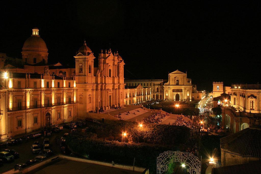 Le Tre Rose Di Maria Bed & Breakfast Noto Exterior photo